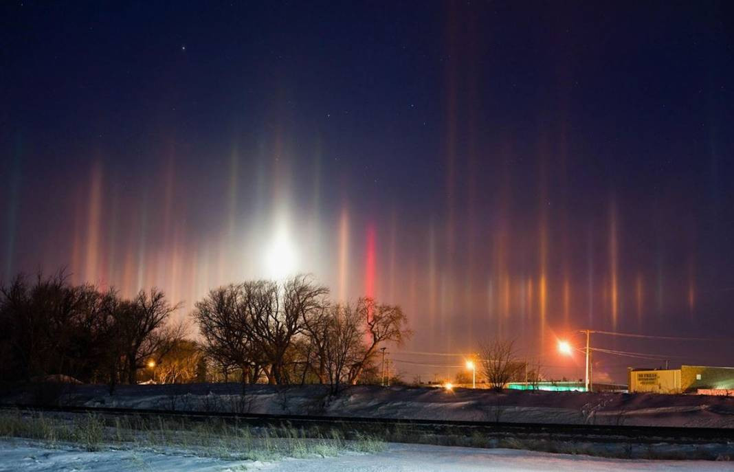 Gökyüzünde Görsel Şölen: Işık Sütunları. Gören bir daha dönüp bakıyor - Resim: 14